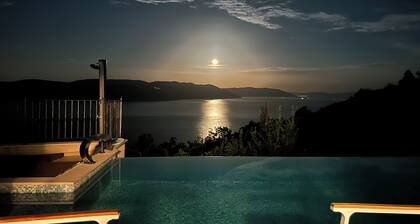 Istrian house with an infinity pool and a sea view close to the beach