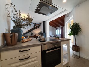 Geladeira, micro-ondas, fogão, cooktop