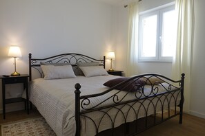 4 bedrooms, in-room safe, desk, iron/ironing board