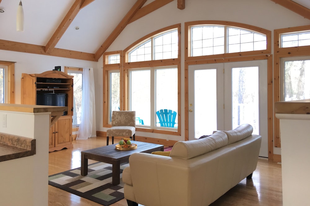 Newly built- Minutes from Beach and Pinery- Access to Outdoor Pool and Pinery