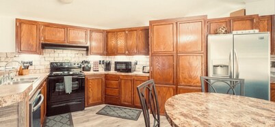 LUXURY RETREAT / PICKLEBALL COURT,  less than 3 miniutes from Winstar Casino!