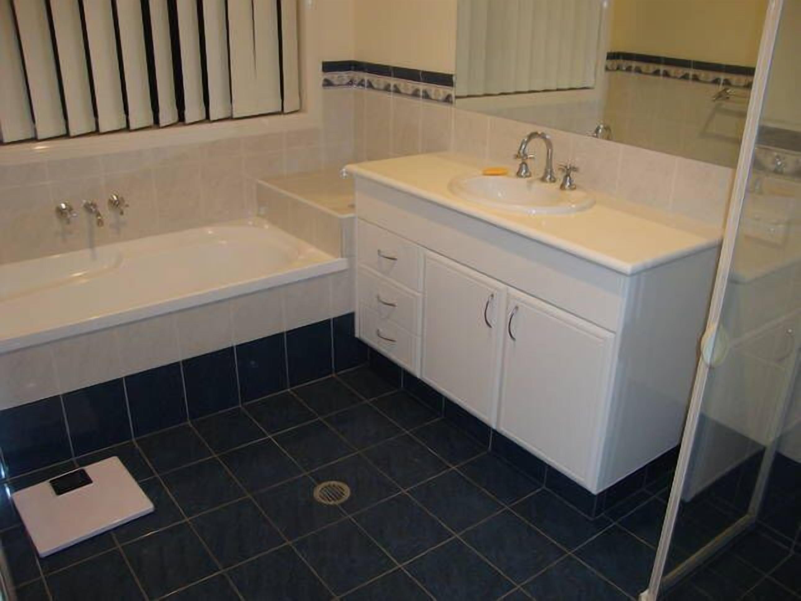 Kooroora House -Spa Bath-Pool- Billard Table — image 23