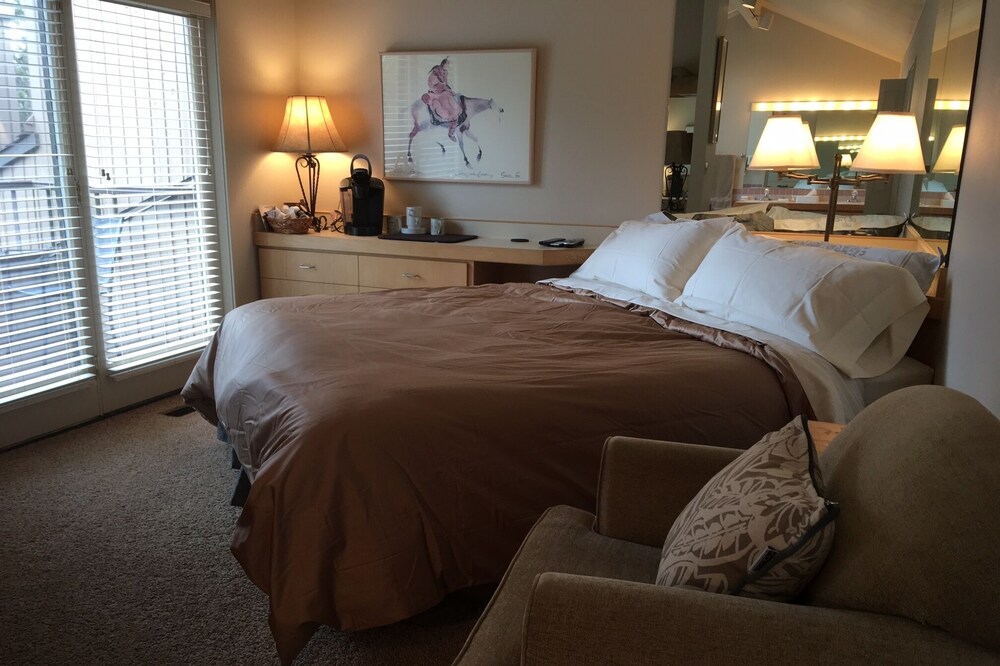 UPSTAIRS MASTER SUITE ON THE 6TH GREEN