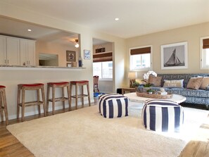 Smart TV, Netflix, streaming services - Adorable Naples Island Retreat (Long Beach)