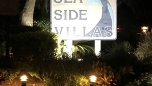 Placa para Sea Side Villas com o número 23.