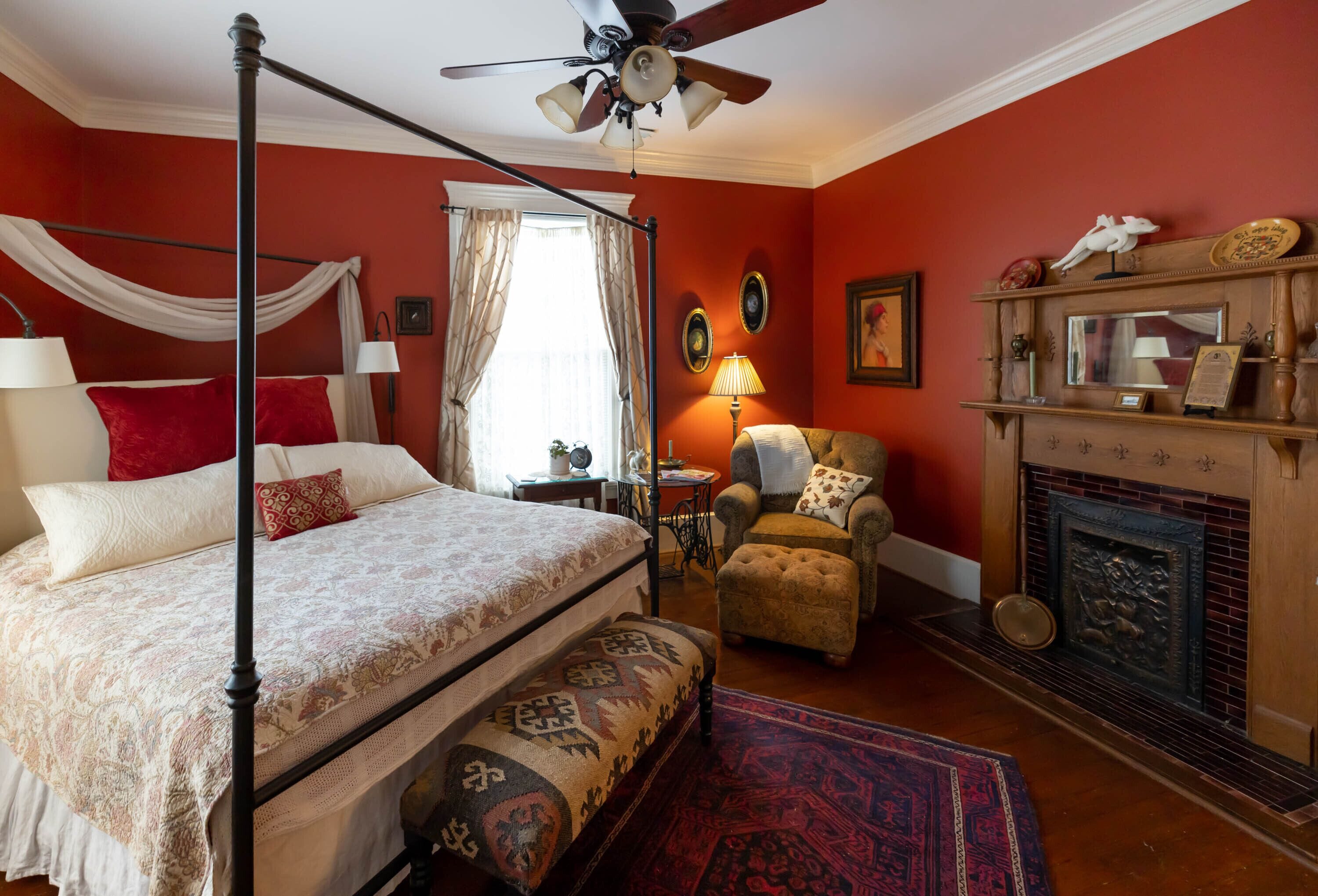 Room in a beautiful historic home near scenic downtown and waterfront