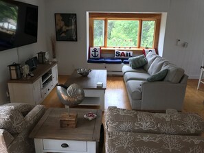 Smart-TV, DVD-Player, Bücher, Stereoanlage