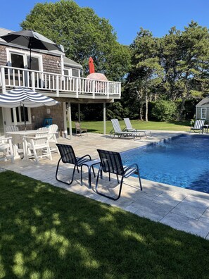 Una piscina al aire libre, una piscina climatizada