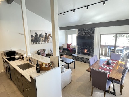 Interior. Deluxe 2 bedroom, 2 bath condo 5 min. Teton Village and GTNP.