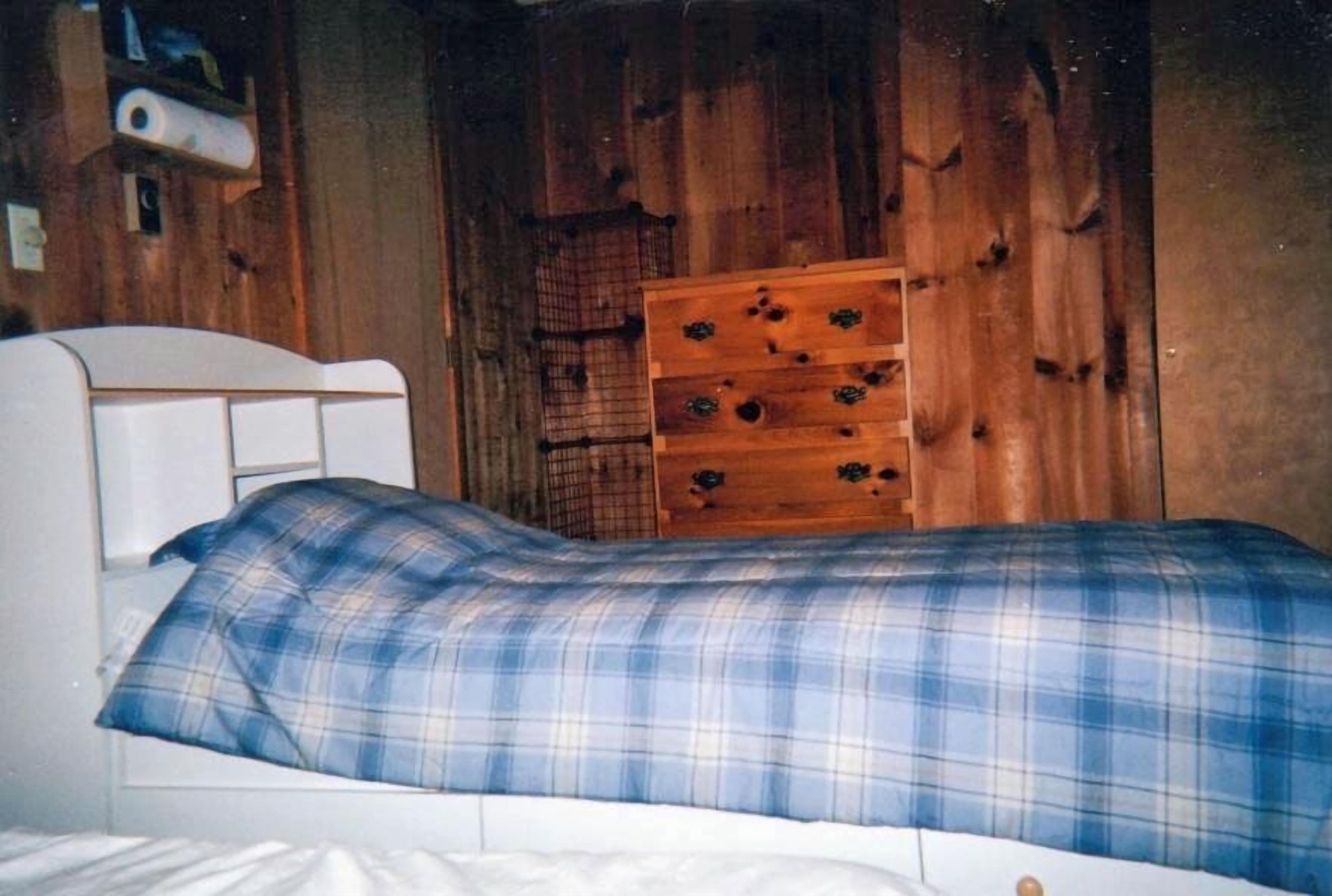 Cozy country house near Mount Snow with outdoor hot tub.