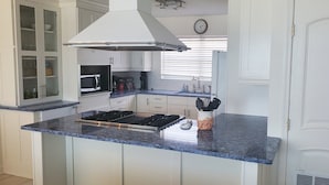 Wasserkocher mit Kaffee-/Teezubehör, Kühlschrank, Mikrowelle, Ofen