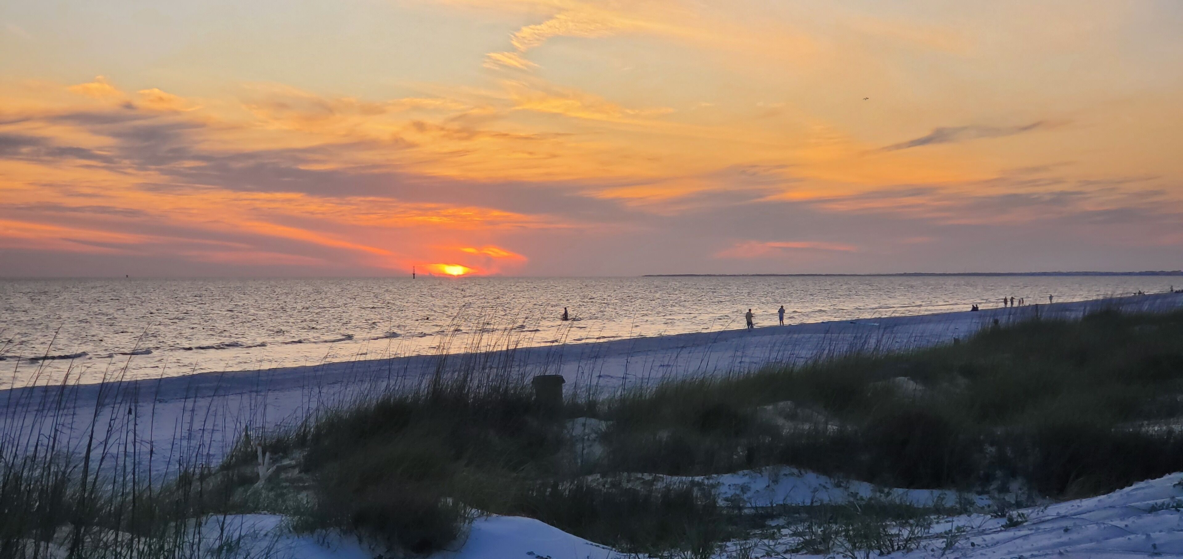 على الشاطئ، كراسي للتشمس، مناشف للشاطئ