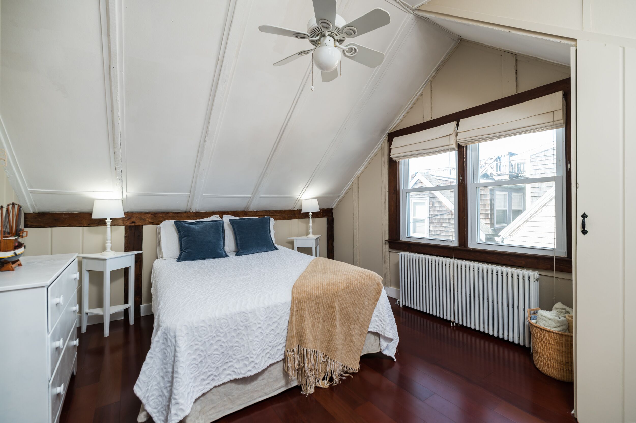 Charming 3 bdrm Apartment in Heart of Rockport-Bearskin Neck-Walk to Beach -WiFi