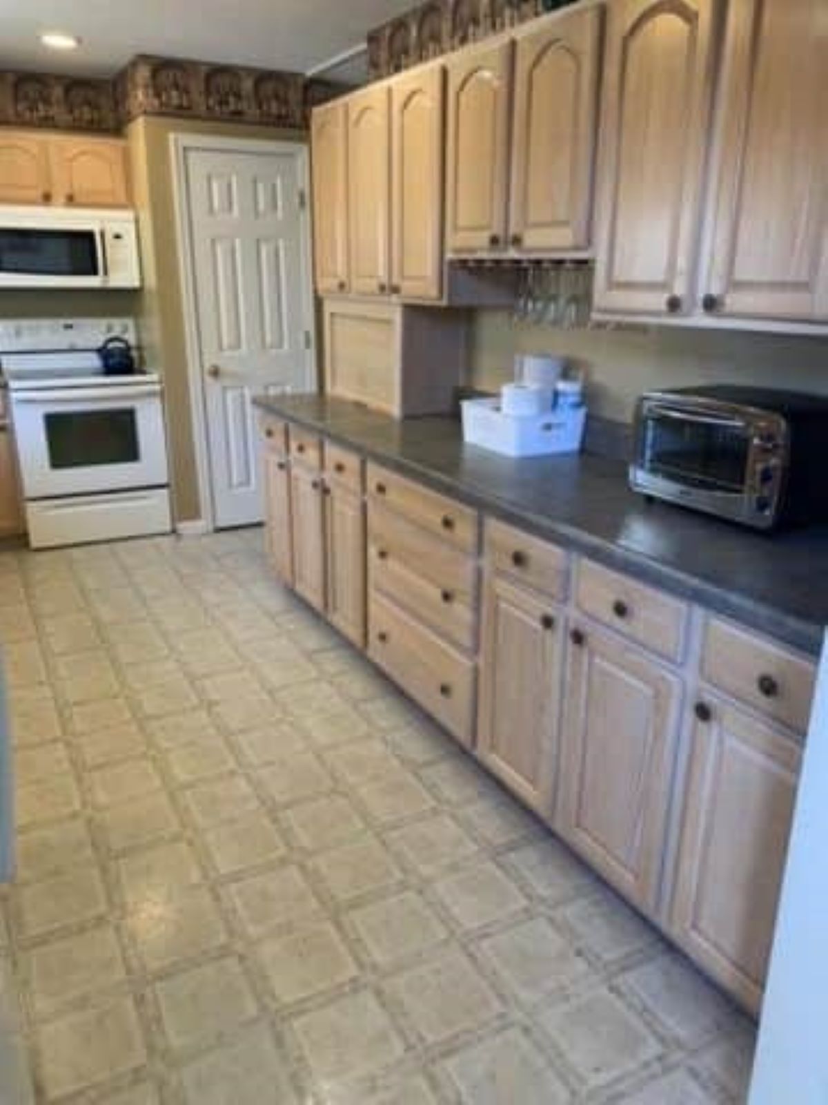 UPGRADES; POOL TABLE; PET FRIENDLY; QUIET; LARGE FAMLY HOME; MIDDLE OF MOUNTAIN