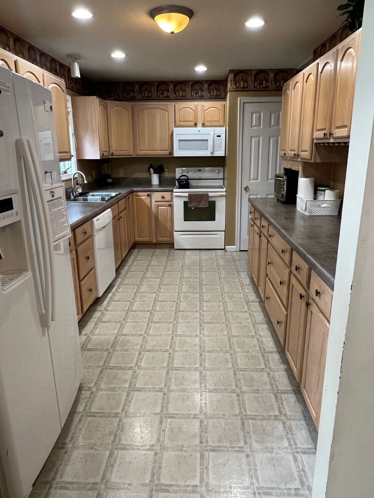 UPGRADES; POOL TABLE; PET FRIENDLY; QUIET; LARGE FAMLY HOME; MIDDLE OF MOUNTAIN