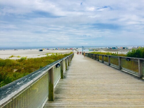 Huge~Pool~4 levels~king bed~2 Masters, 4brs+large loft home~Walk to Beach~WiFI