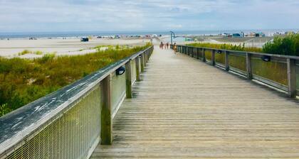 Huge~Pool~4 levels~king bed~2 Masters, 4brs+large loft home~Walk to Beach~WiFI