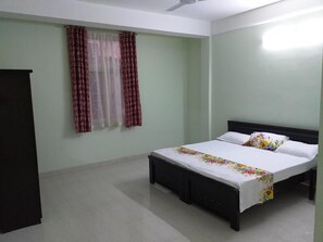 3 chambres, fer et planche à repasser, Wi-Fi, draps fournis