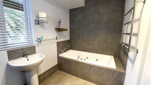 Badewanne, Whirlpool, Haartrockner, Handtücher