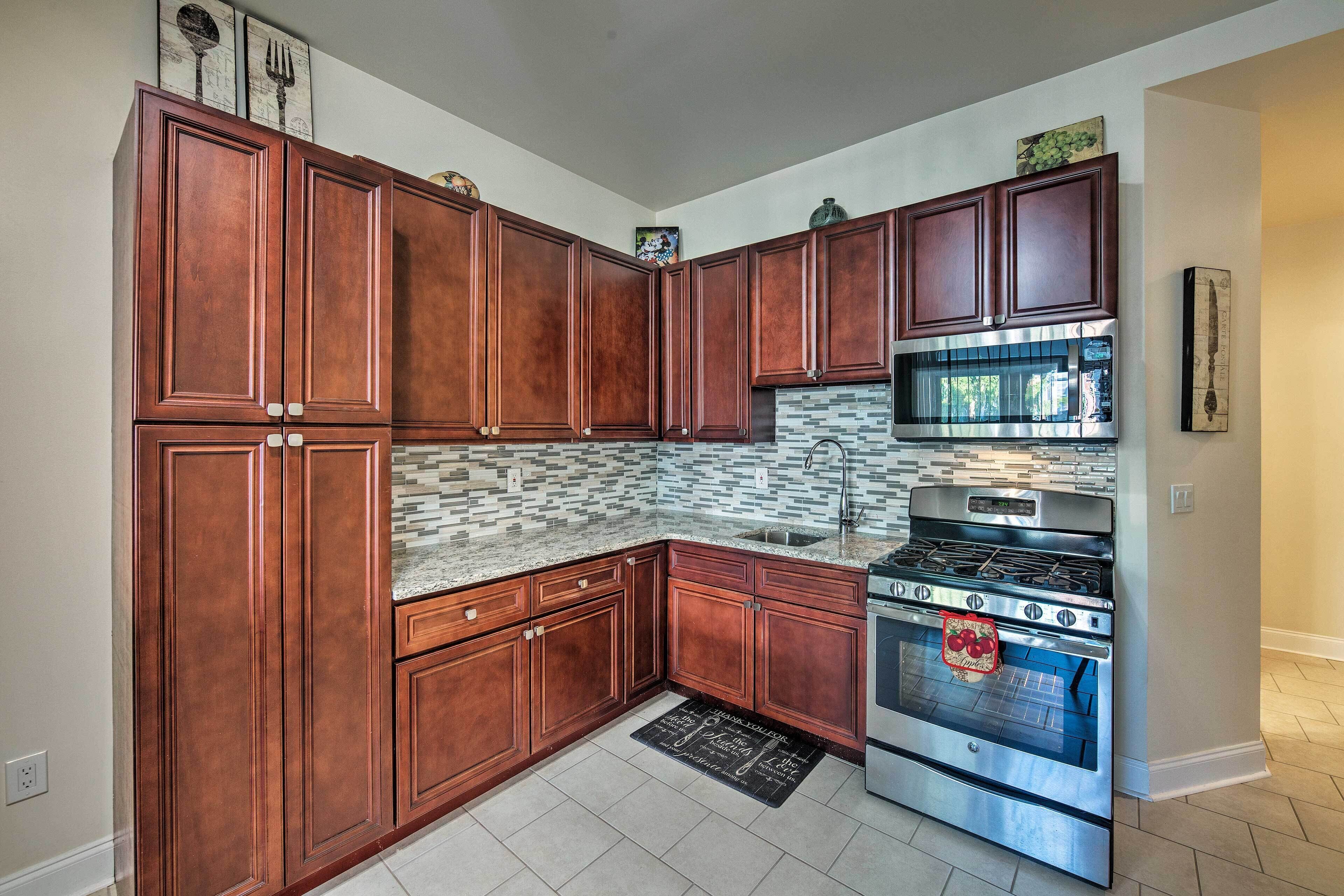 Philadelphia Apartment: Walk to Bus & Train Stops!