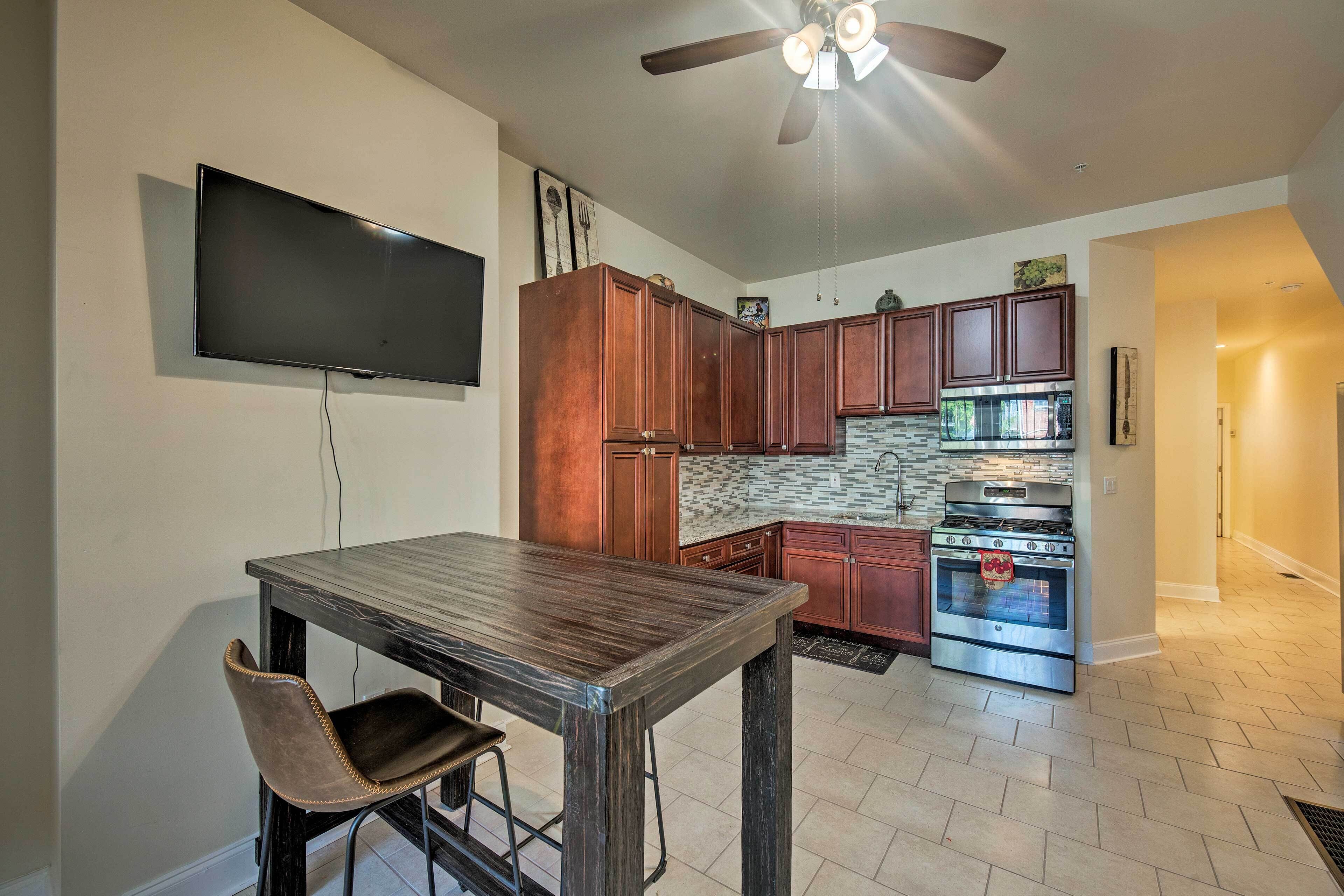 Philadelphia Apartment: Walk to Bus & Train Stops!