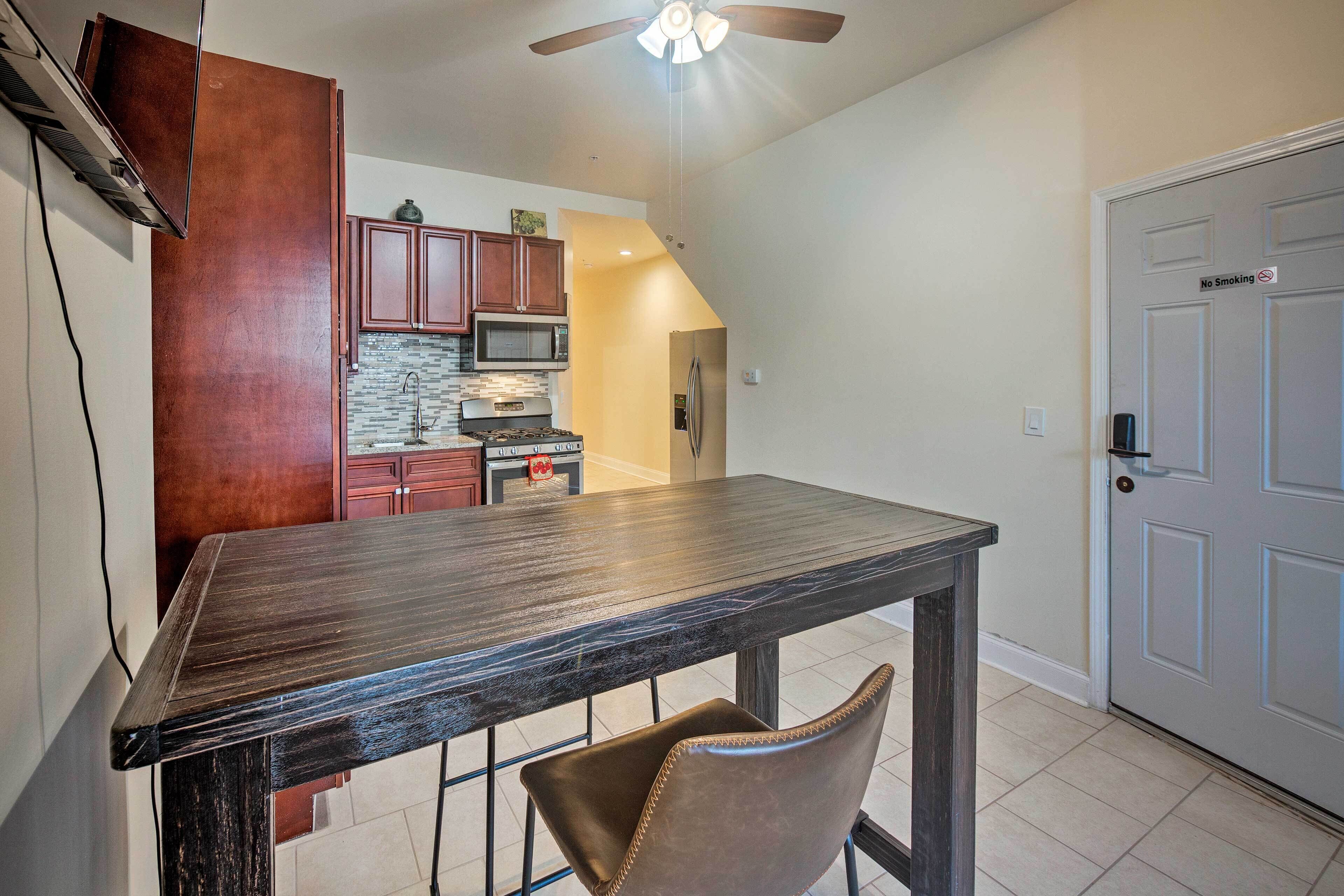 Philadelphia Apartment: Walk to Bus & Train Stops!