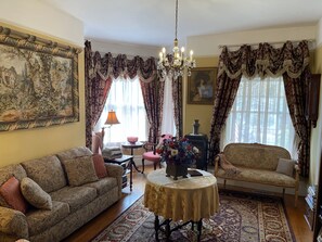 Smart-TV, DVD-Player, Bücher, Musikbibliothek