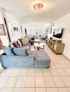 Smart TV, DVD player, books, stereo - Caribbean Oasis - Spacious Beach Front Villa (Urb Villa Palmira)