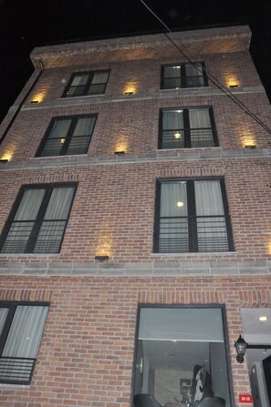 Exterior detail - Adams Suit (Istanbul)