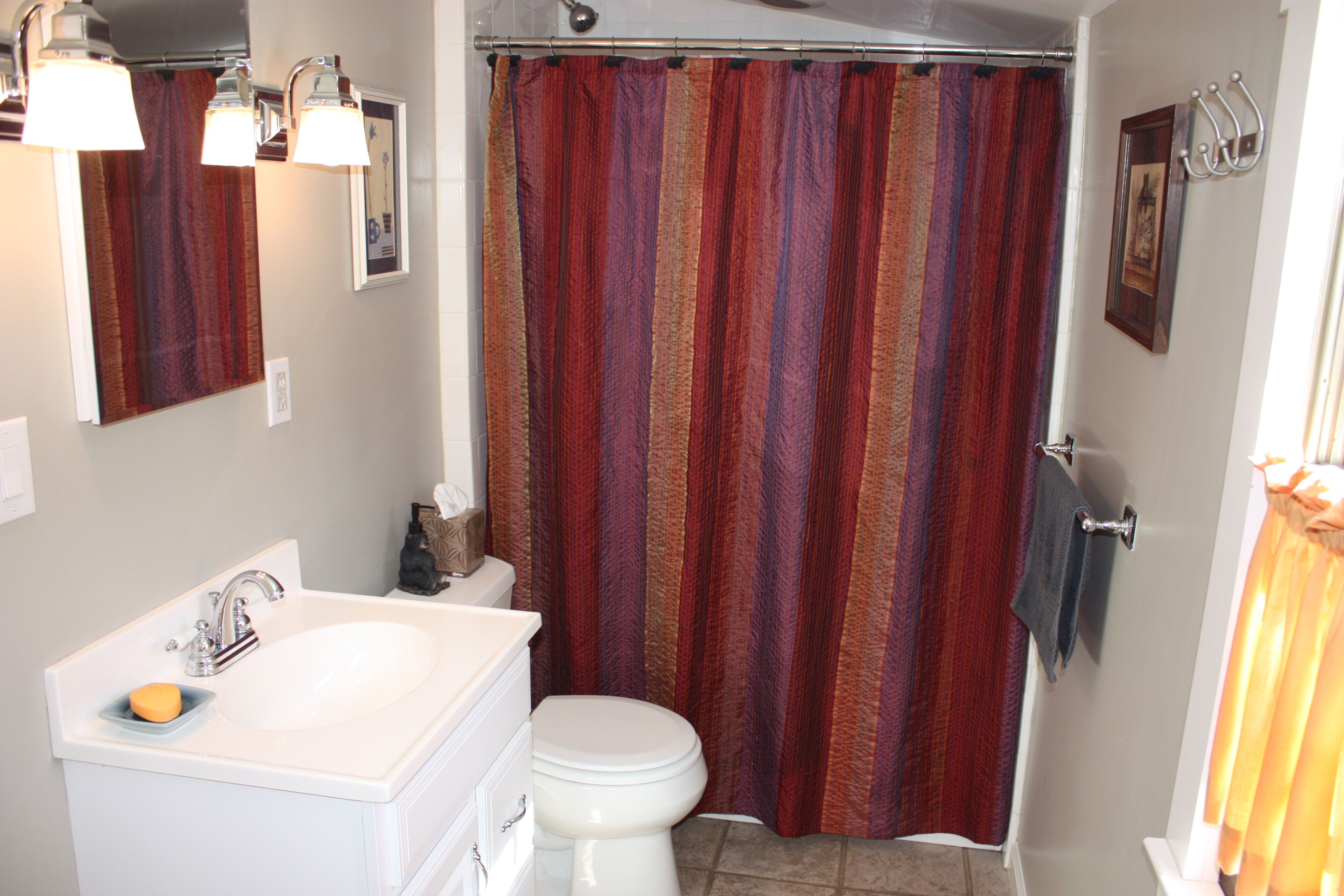 Bears Den: Private, Comfortable, Well Kept Cottage w Hot Tub overlooking River.