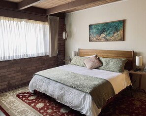 2 bedrooms, desk, iron/ironing board, WiFi