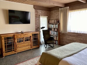 2 soverom, skrivebord, strykejern/-brett og wi-fi