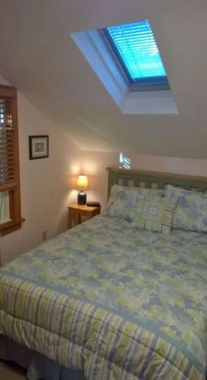 3 chambres, bureau, fer et planche à repasser, lit de bébé portatif