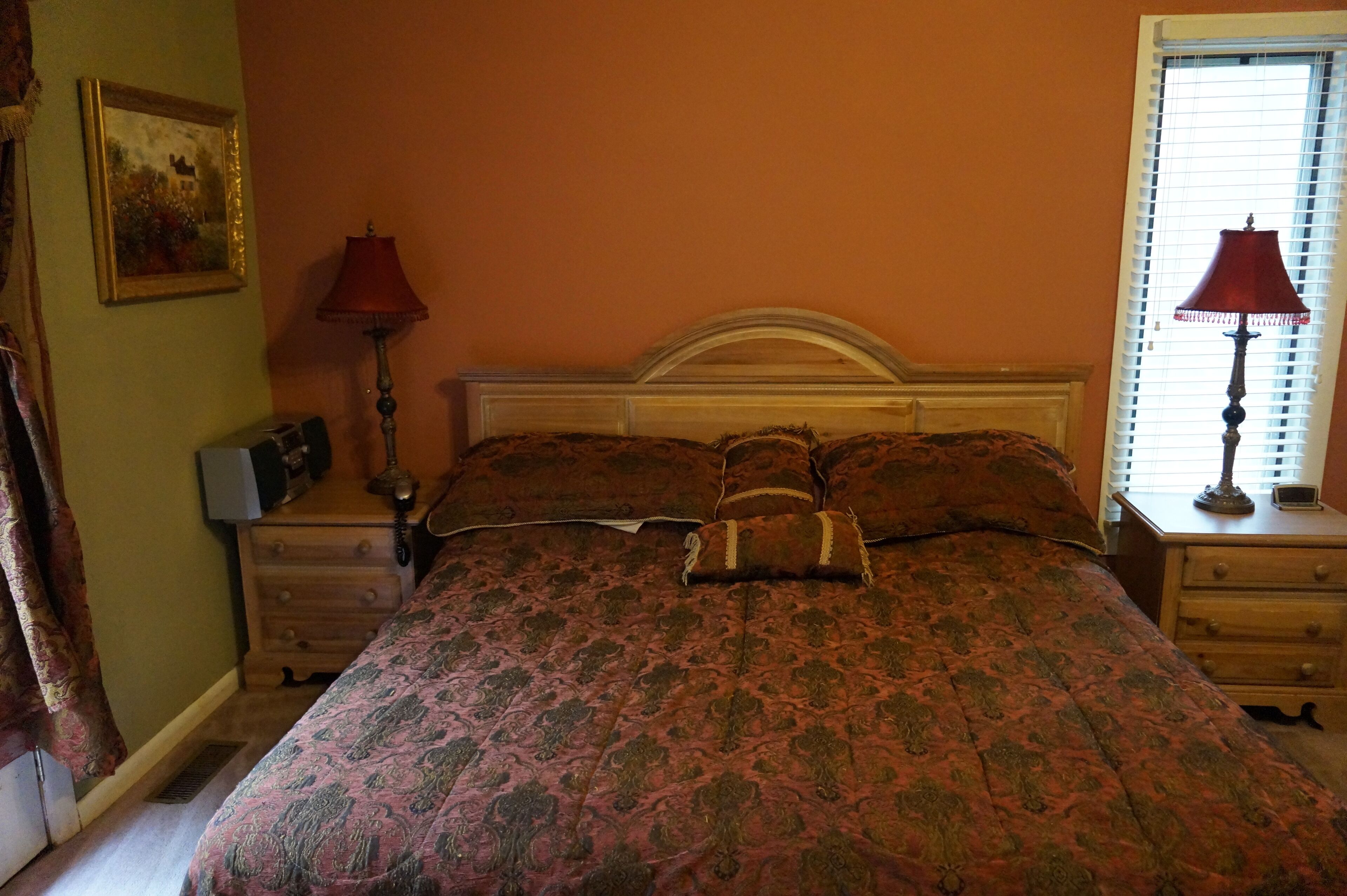 Huge comfortable Creekside Home with Pool Close to Everything, renovated