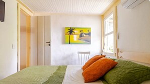6 bedrooms, iron/ironing board, free WiFi, bed sheets - Geribá Beach 6 suites  (Armação dos Buzios)