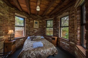 6 bedrooms, desk, soundproofing, iron/ironing board