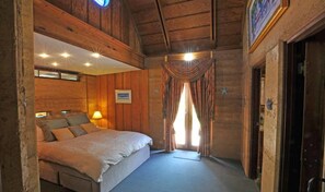 6 bedrooms, desk, soundproofing, iron/ironing board