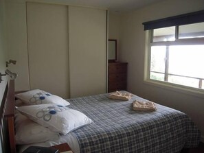 2 dormitorios, tabla de planchar con plancha, ropa de cama