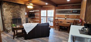 Smart TV, caminetto, videogiochi, lettore DVD