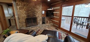 Smart TV, caminetto, videogiochi, lettore DVD