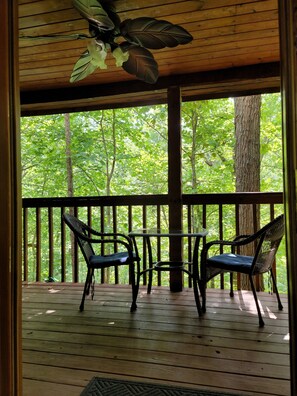 Outdoor dining - Honeymoon Cabin, Very Secluded, Very Romantic, Arcade, FREE Daily Bear Sightings (Gatlinburg)