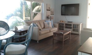 TV - COZY APARTMENT OVER THE INTRACOASTAL CANAL, ONE BLOCK TO THE BEACH, WATER VIEWS (Pompano Beach)