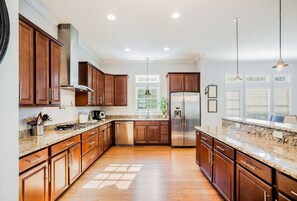 Fridge, microwave, oven, stovetop - Historic Downtown Bayfront New Home - Mins to Beach, Walk Downtown, Pool, Bikes (Pensacola)