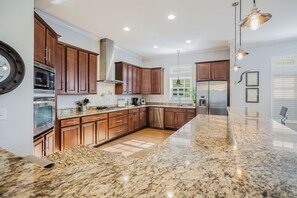 冰箱、微波炉、烤箱、炉灶