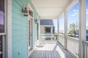 Property grounds - Historic Downtown Bayfront New Home - Mins to Beach, Walk Downtown, Pool, Bikes (Pensacola)