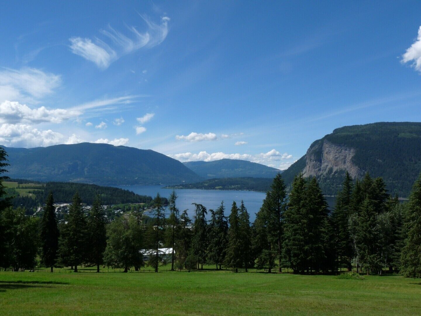 2 Bedroom Carriage House with Panoramic views of Shuswap Lake