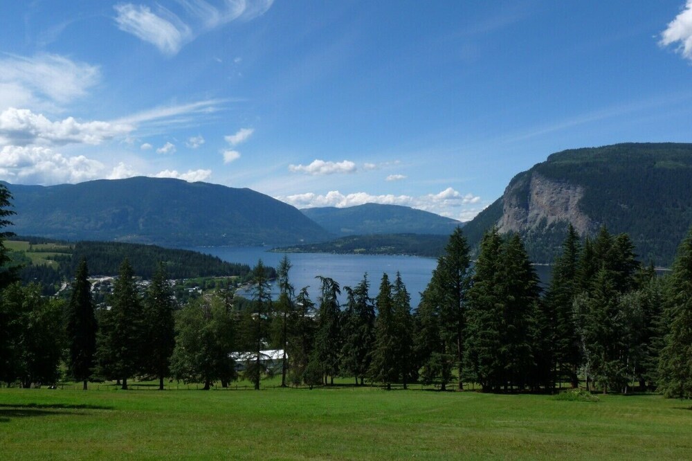 2 Bedroom Carriage House with Panoramic views of Shuswap Lake