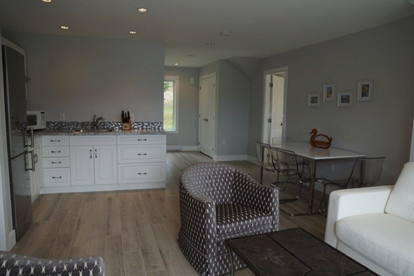 2 Bedroom Carriage House with Panoramic views of Shuswap Lake