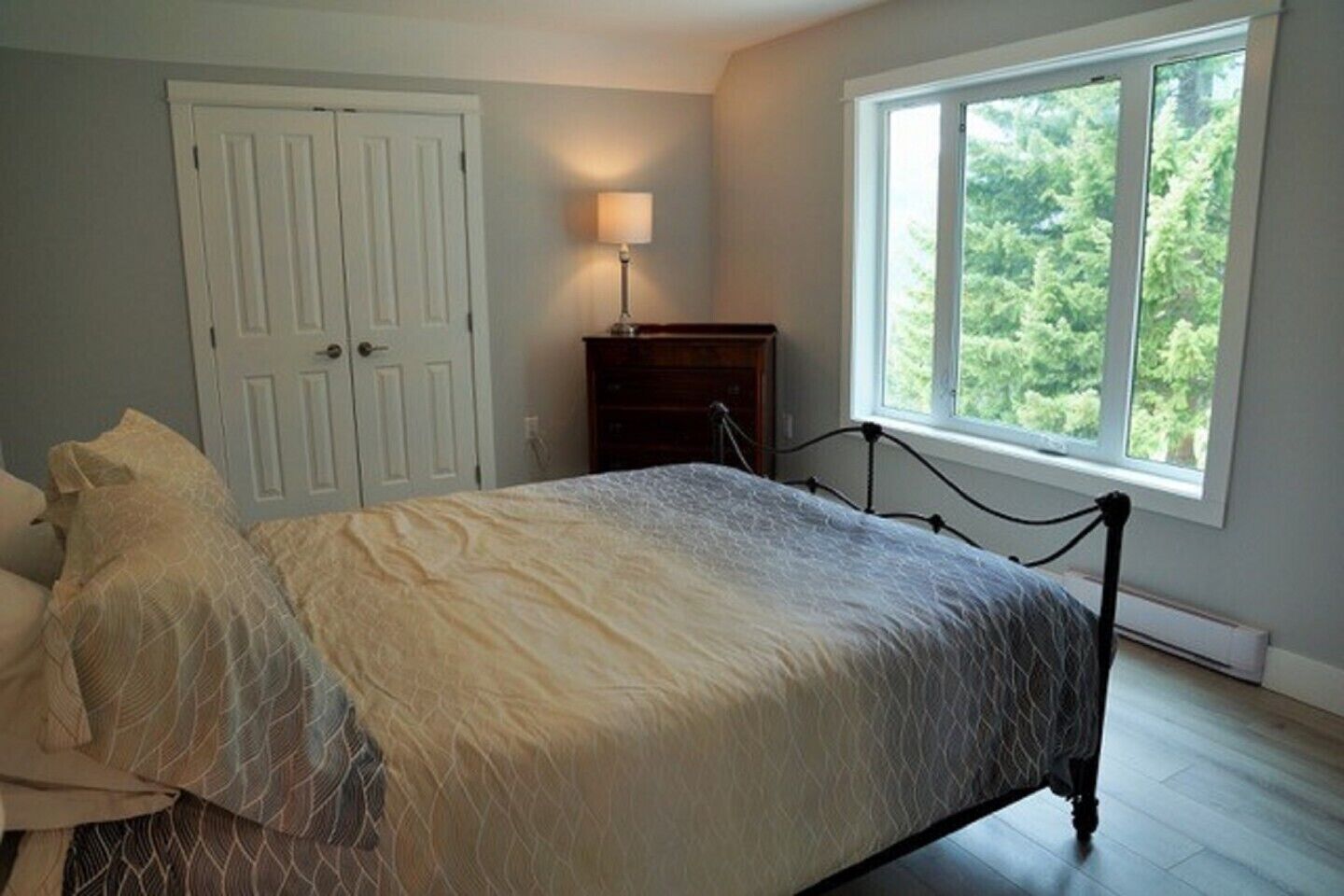 2 Bedroom Carriage House with Panoramic views of Shuswap Lake