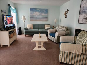 Smart TV, lettore DVD, libri, impianto stereo